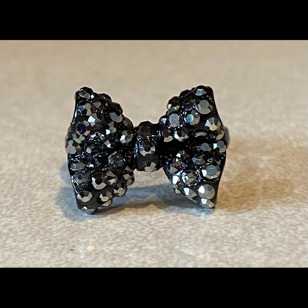 💥CHARCOAL GRAY FACETED CRYSTAL BOW RING-SIZE 8💥